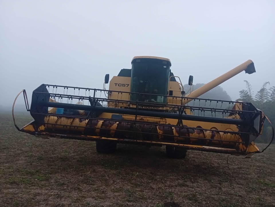 Colheitadeira New Holland TC 57 Hydro 2002 – Revisada, correias e hidráulico novos